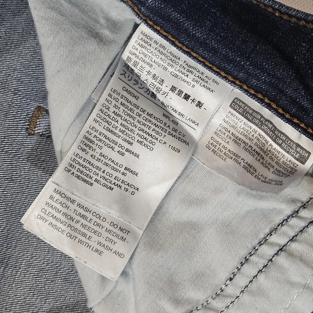 Levis Women's Dark Denim Classic Capri Jeans Size 16 Classic Capri Jeans Womens - Picture 6 of 7